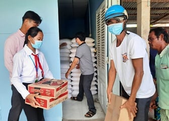 Emergency care packages containing daily necessities were distributed to vulnerable children in Vietnam.